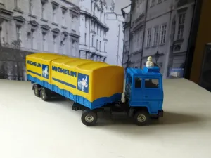 1109 Ford Cab with Michelin Containers (1st edition)