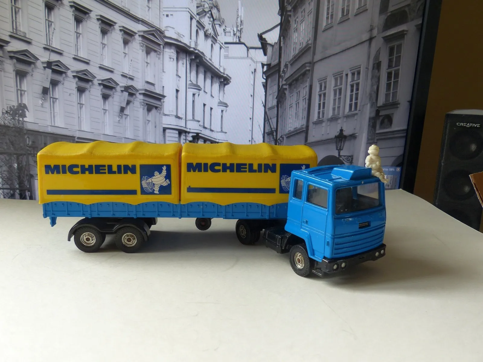 1109 Ford Cab with Michelin Containers (1st edition)