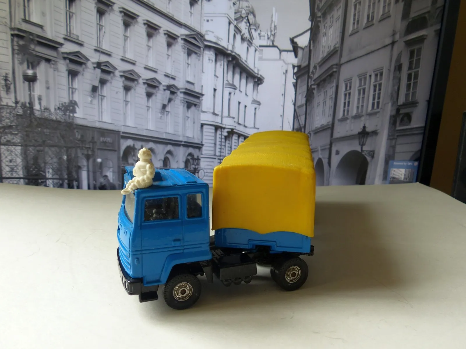 1109 Ford Cab with Michelin Containers (1st edition)