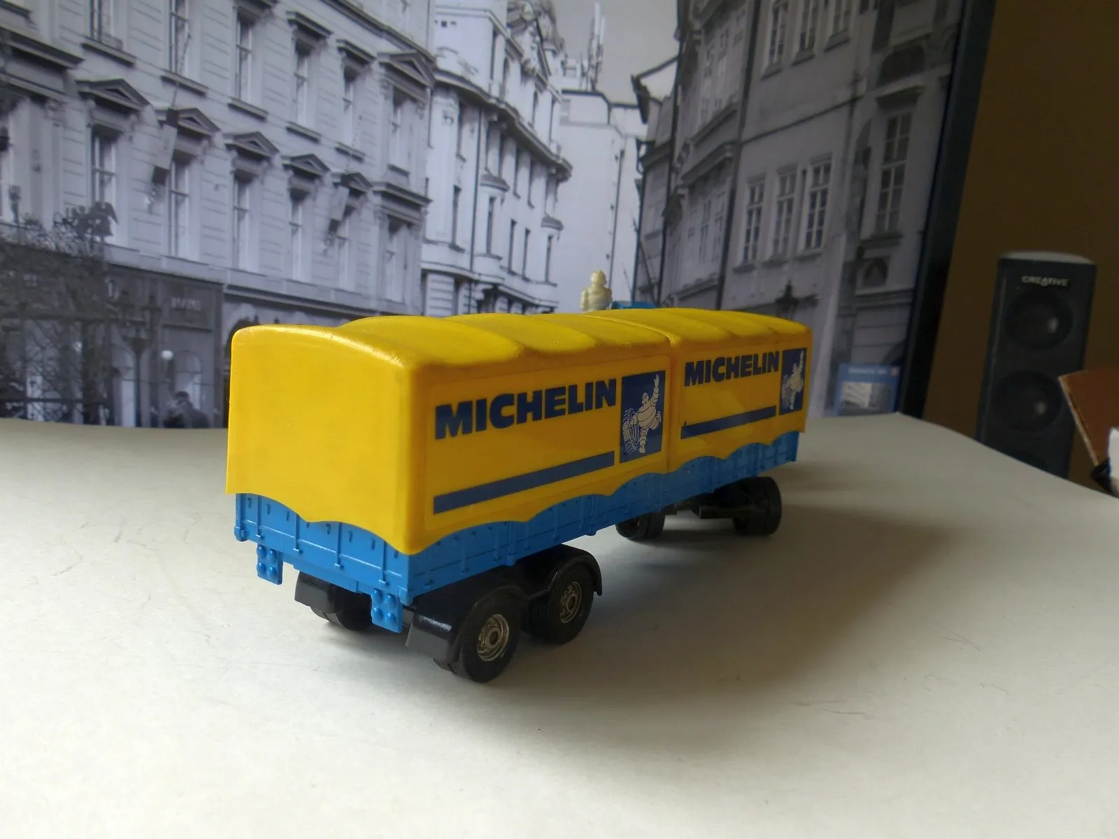 1109 Ford Cab with Michelin Containers (1st edition)