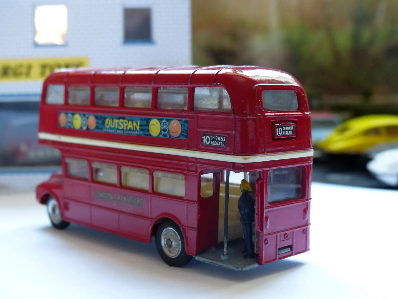 468 London Bus with cast wheels but no jewels (1)