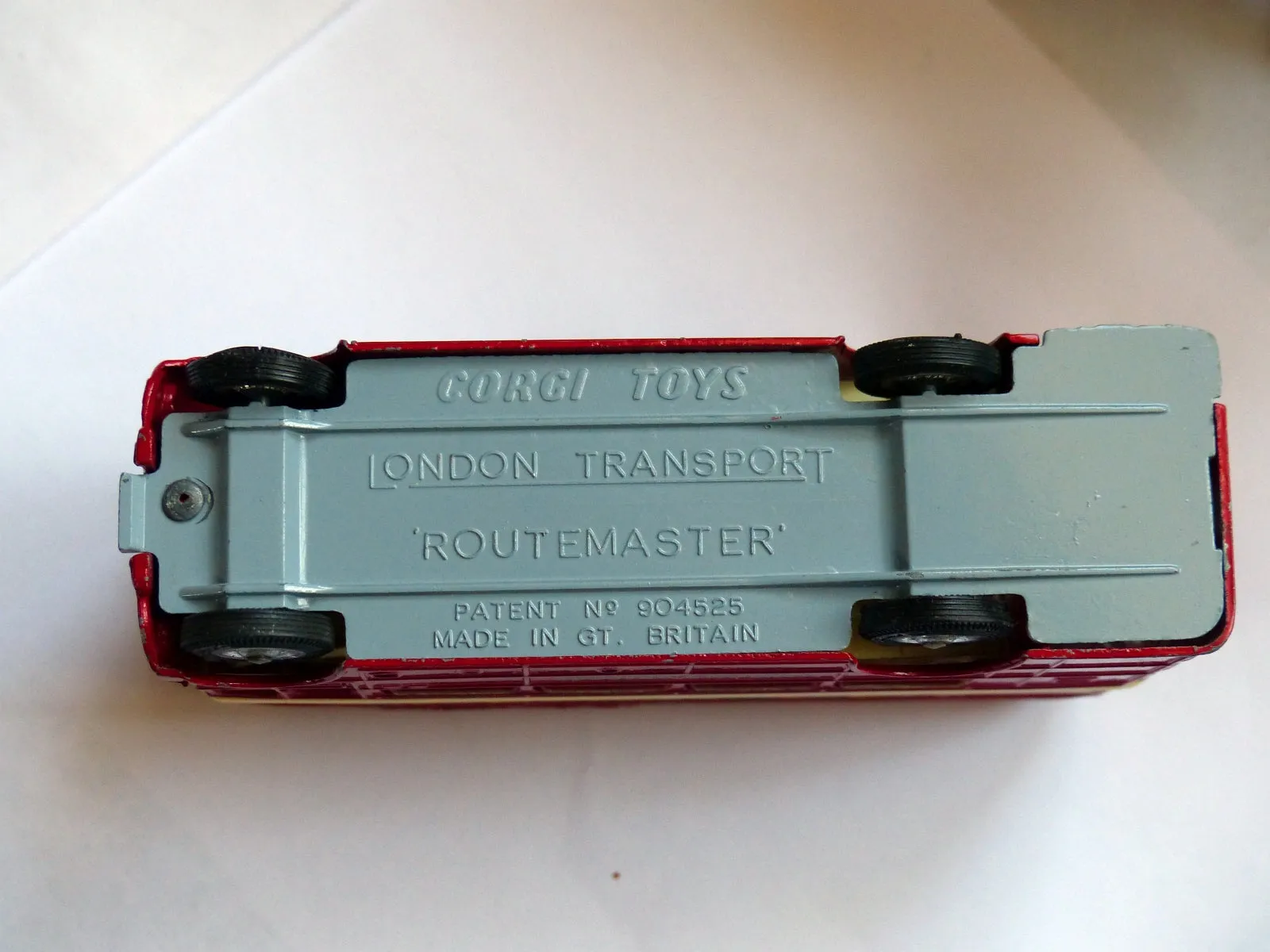 468 London Bus with cast wheels but no jewels (1)