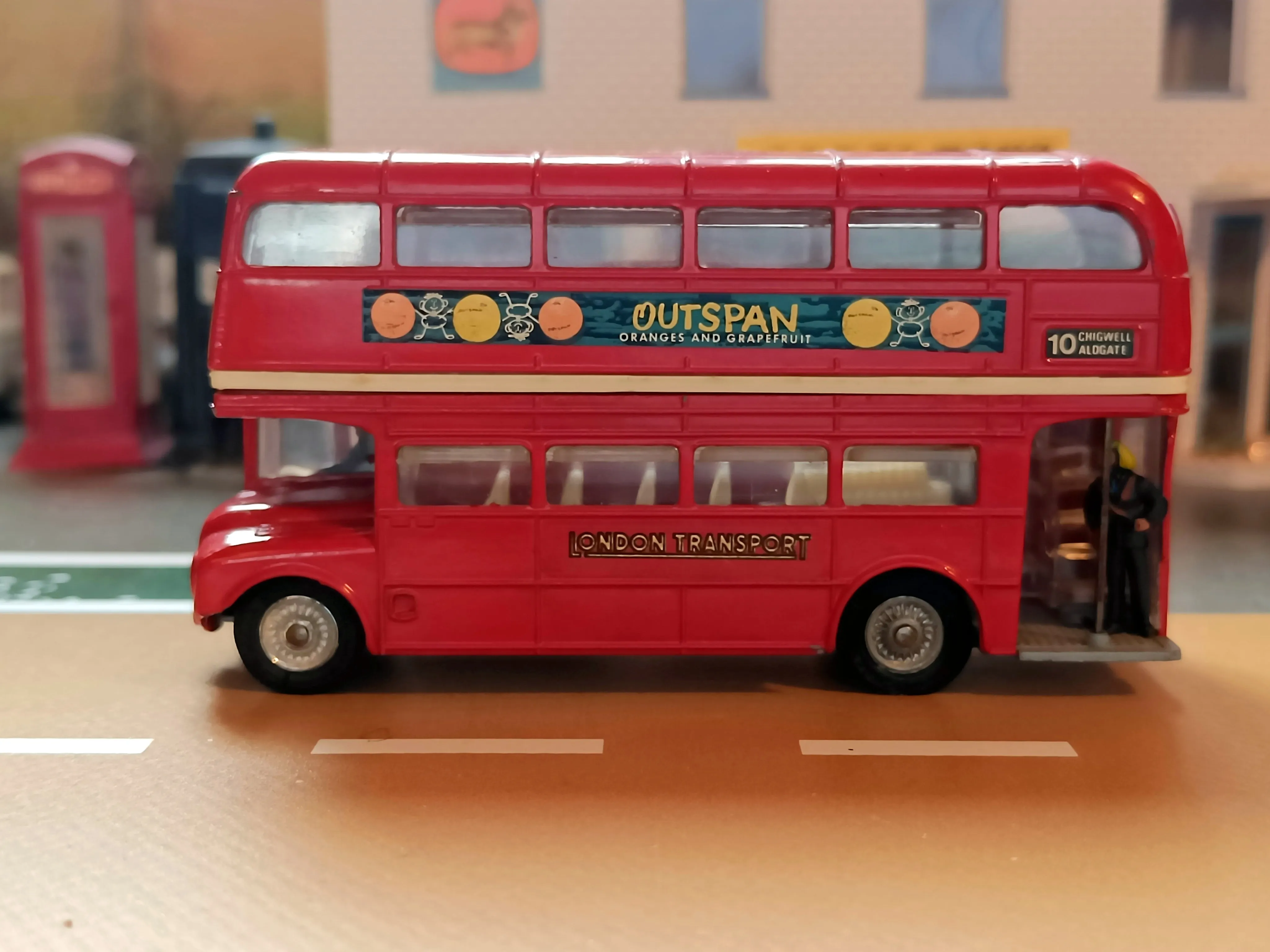 468 London Bus with cast wheels but no jewels (2)