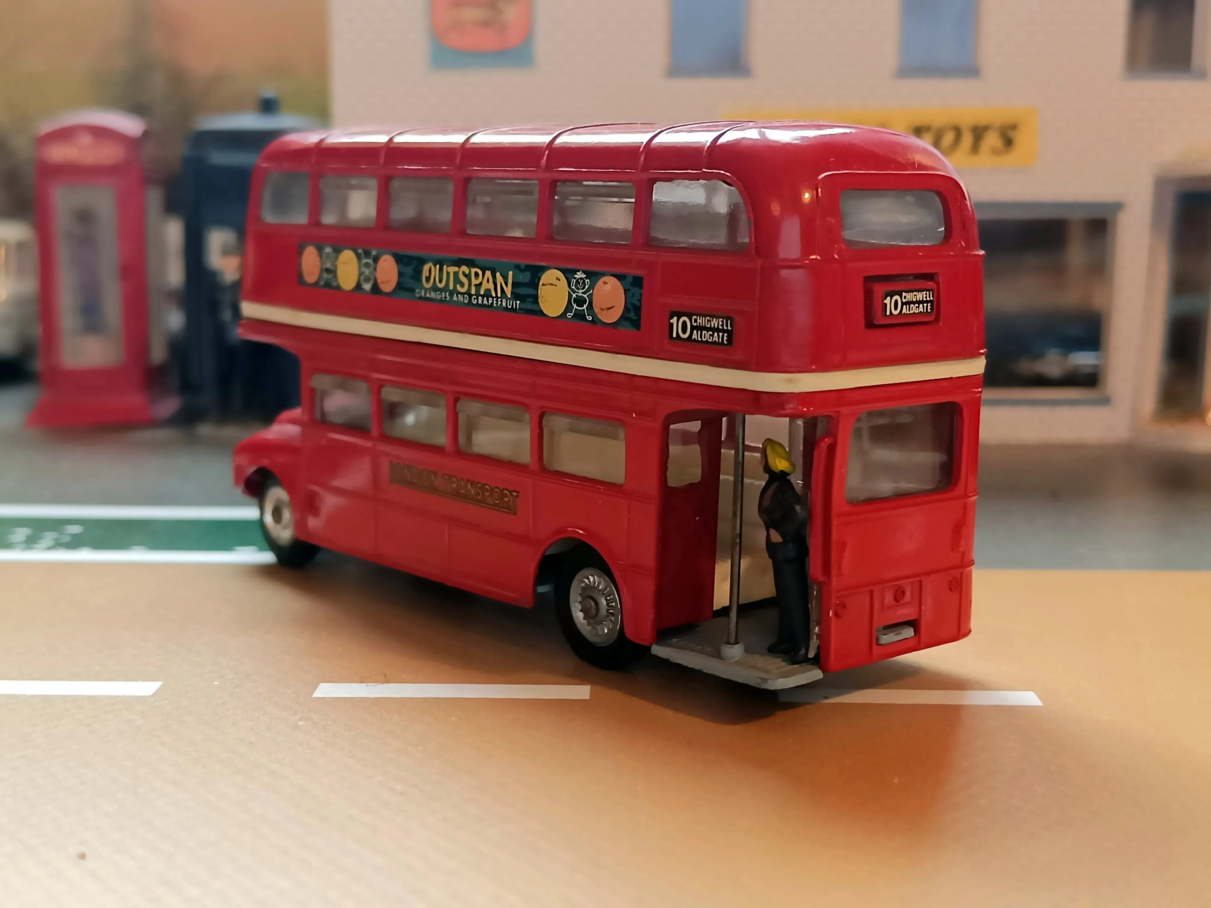 468 London Bus with cast wheels but no jewels (2)