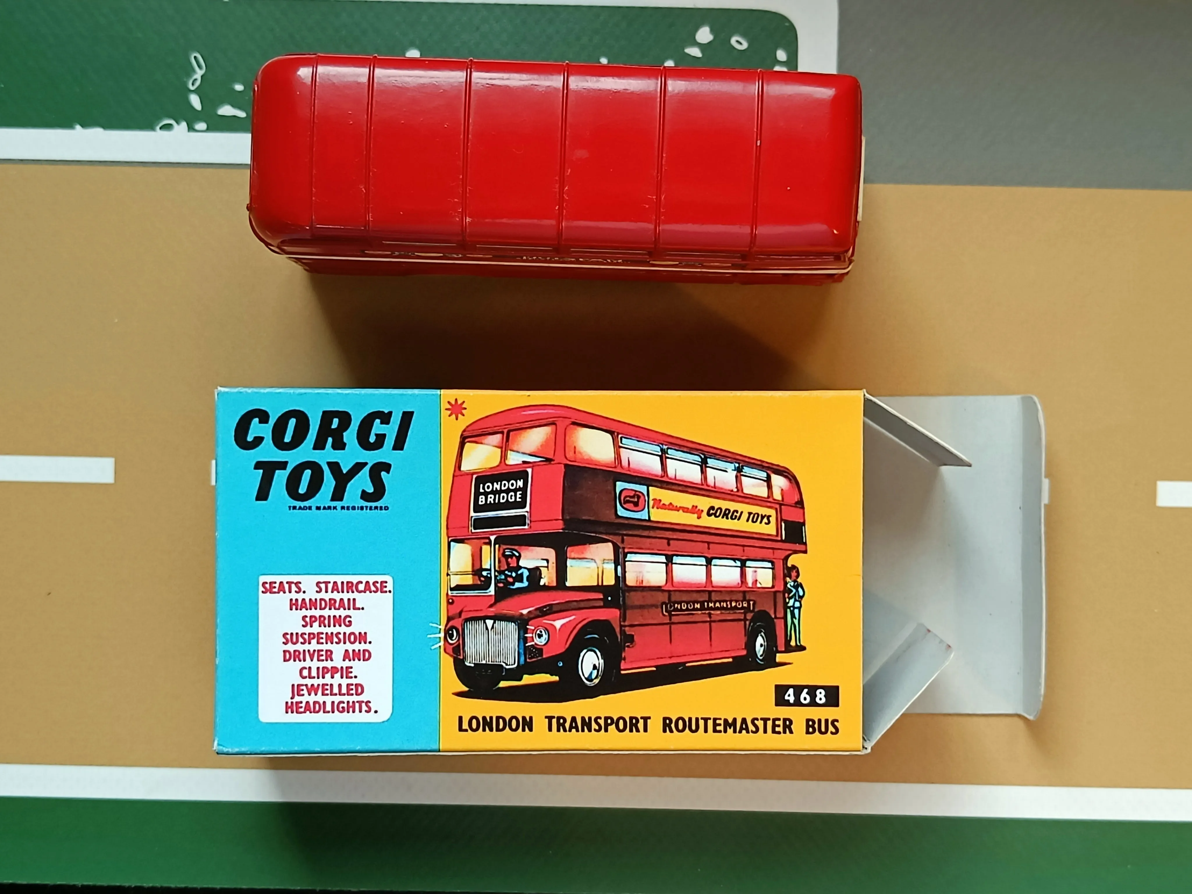 468 London Bus with cast wheels but no jewels (2)