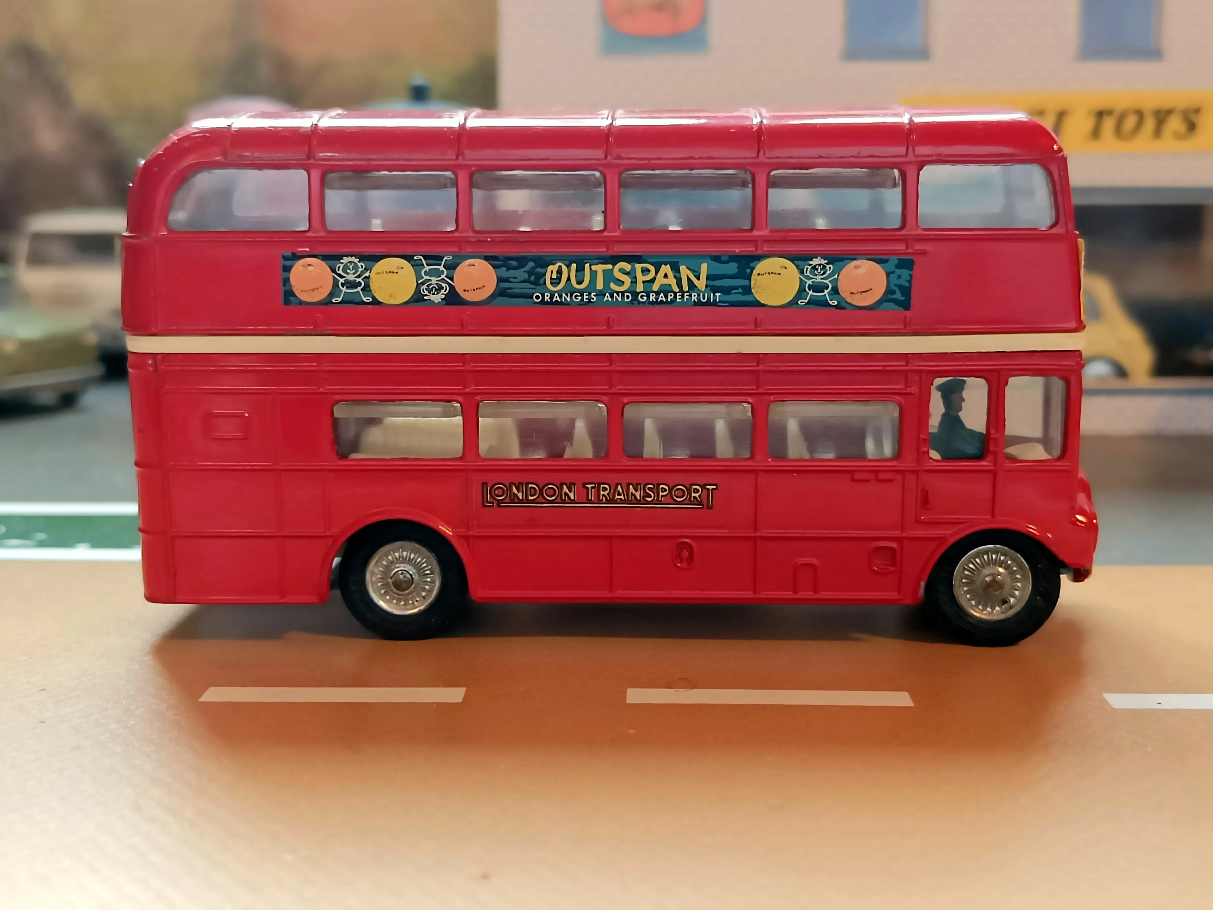 468 London Bus with cast wheels but no jewels (2)