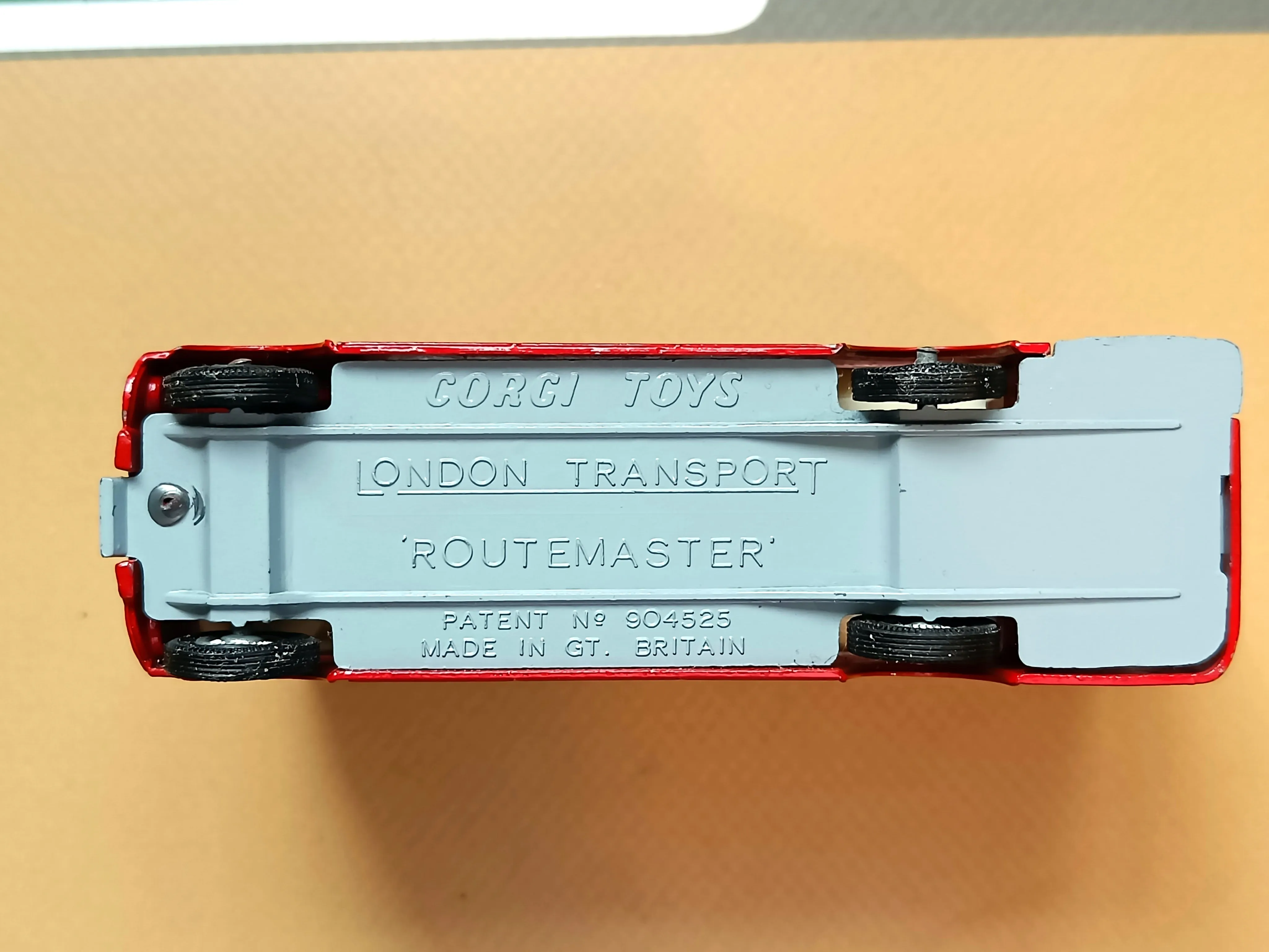 468 London Bus with cast wheels but no jewels (2)
