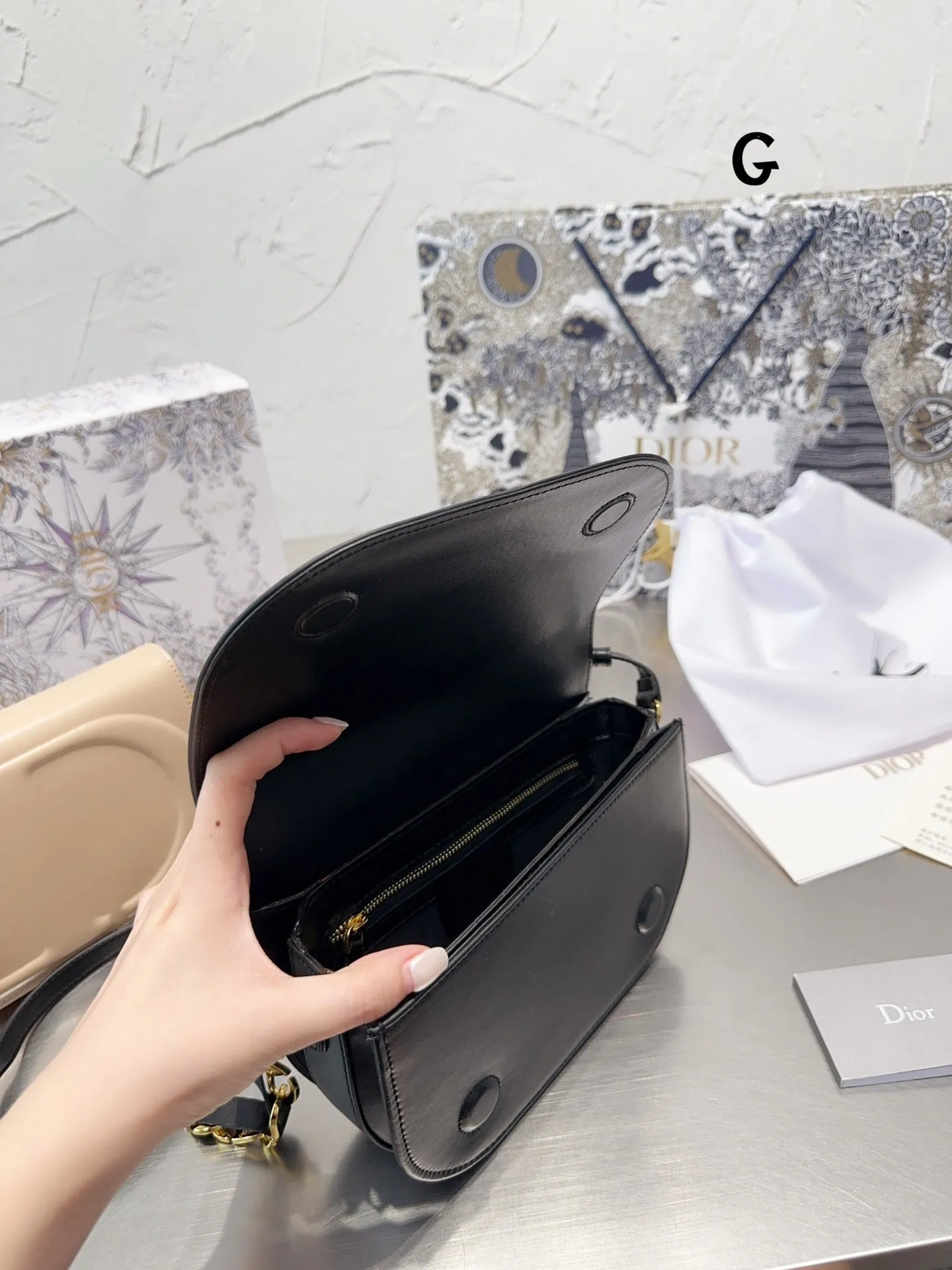DR298 CD Signature Oval Camera Bag / 8.3x4.7x2.5inch