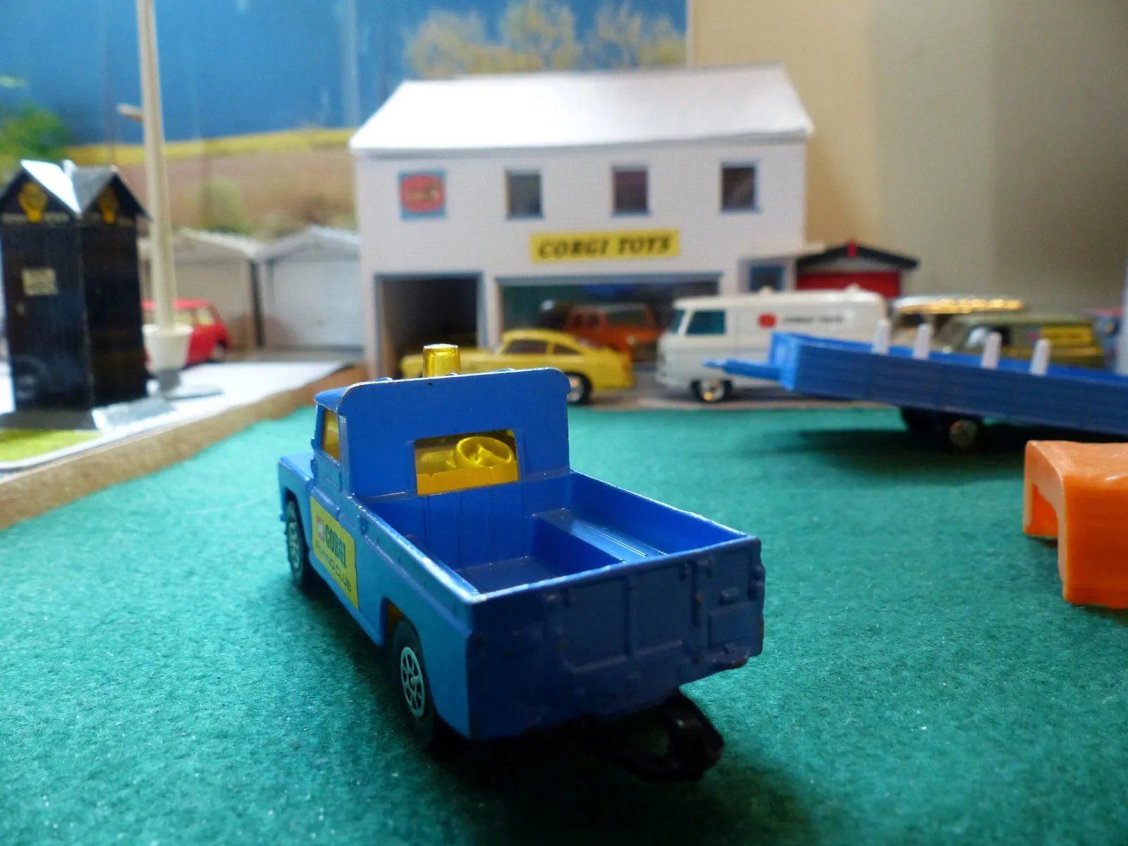 Gift Set 19 Corgi Flying Club Land Rover   Trailer with Nipper Airplane