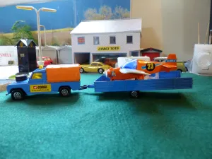Gift Set 19 Corgi Flying Club Land Rover   Trailer with Nipper Airplane