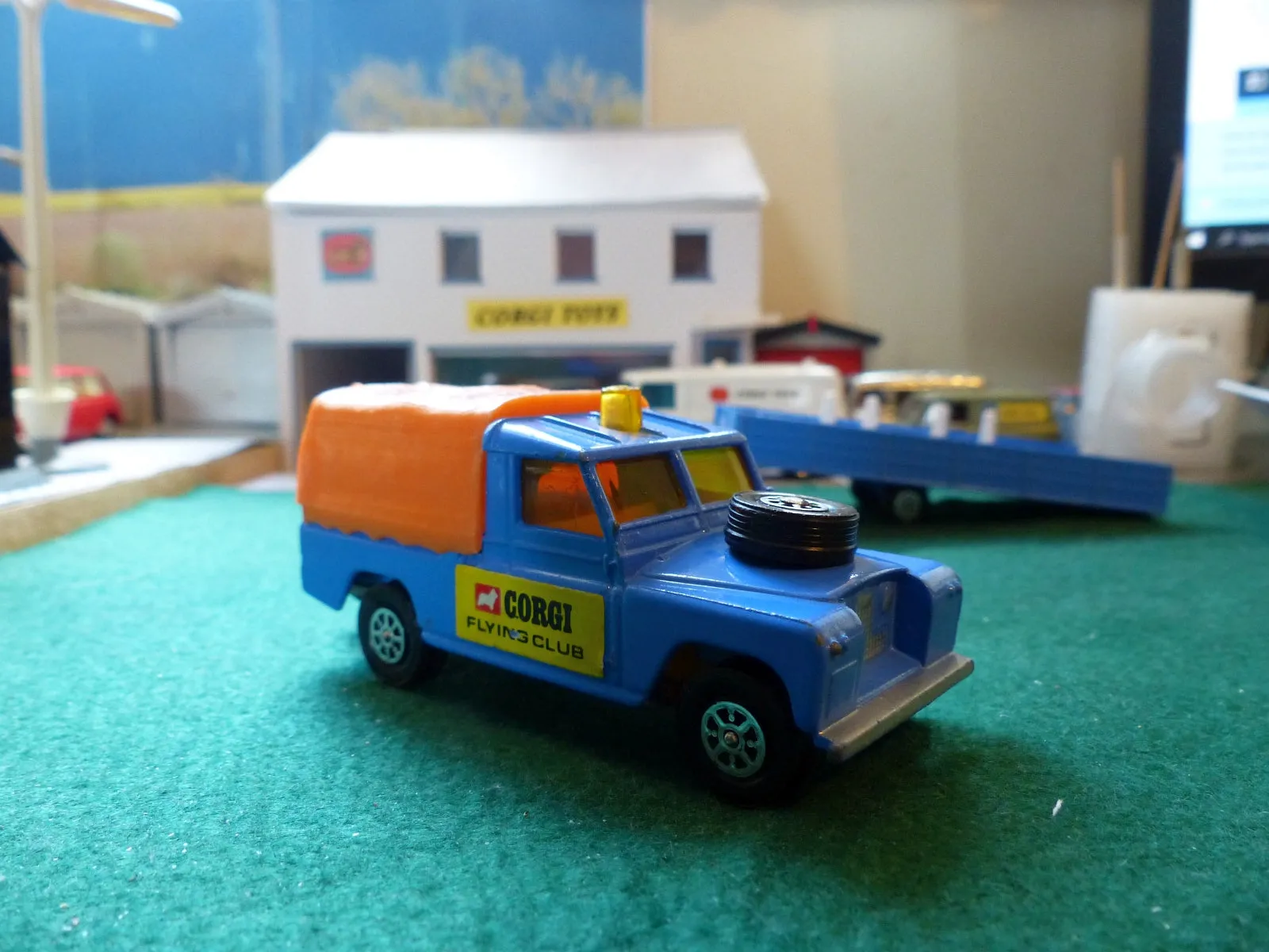 Gift Set 19 Corgi Flying Club Land Rover   Trailer with Nipper Airplane