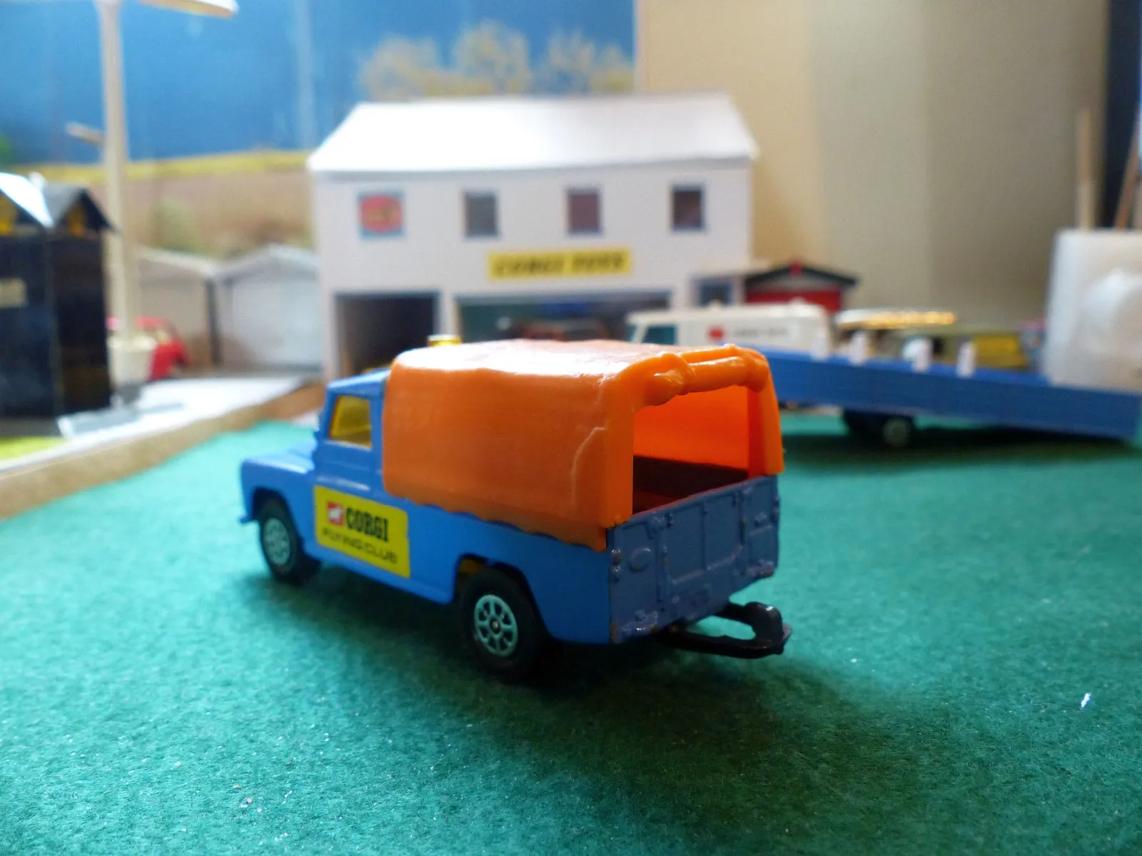 Gift Set 19 Corgi Flying Club Land Rover   Trailer with Nipper Airplane