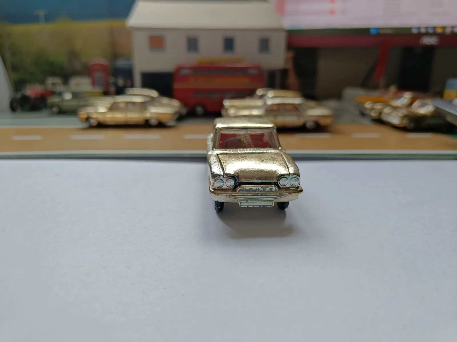 Gift Set 20 The Golden Guinea Set 3 cars in gold finish (3)