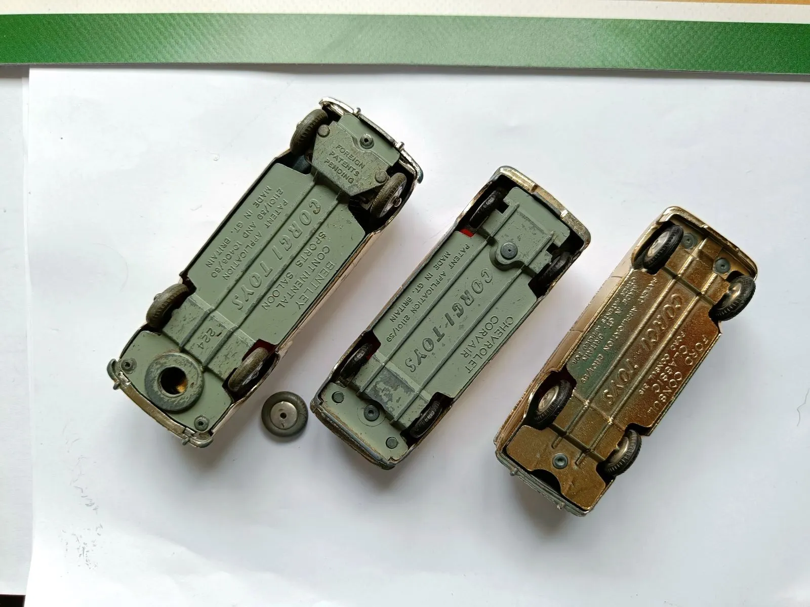 Gift Set 20 The Golden Guinea Set 3 cars in gold finish (3)