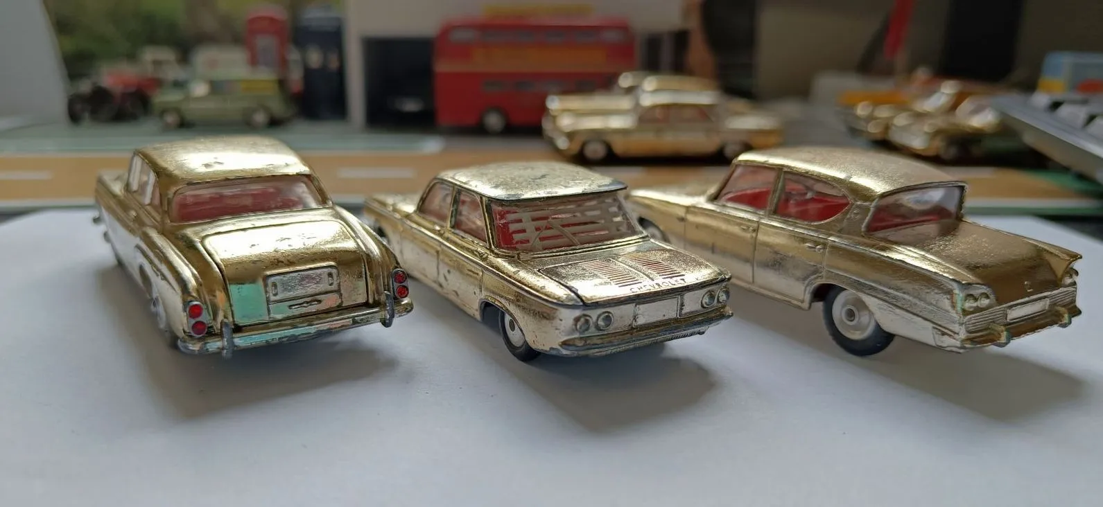 Gift Set 20 The Golden Guinea Set 3 cars in gold finish (3)