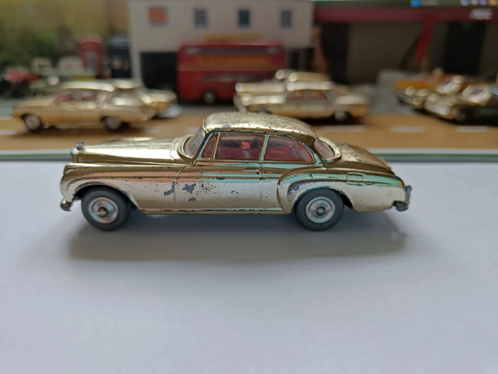 Gift Set 20 The Golden Guinea Set 3 cars in gold finish (3)