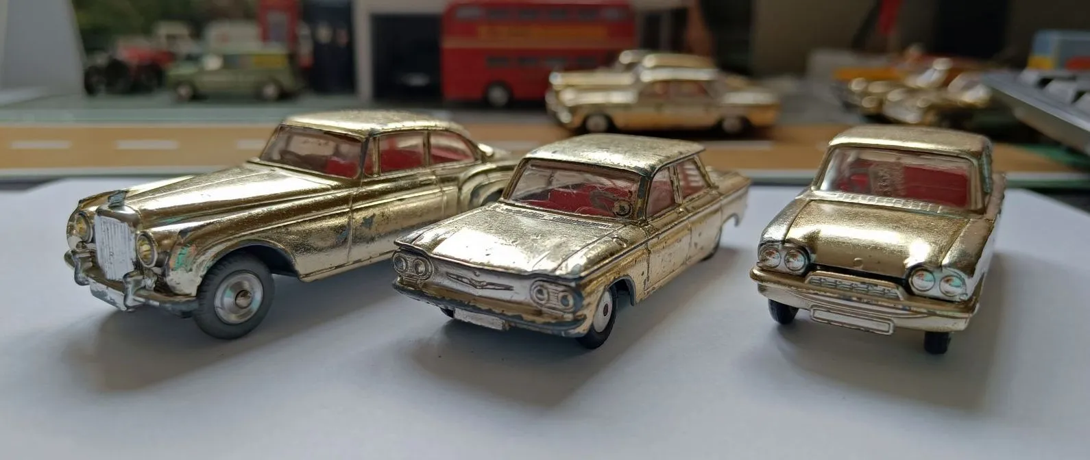Gift Set 20 The Golden Guinea Set 3 cars in gold finish (3)