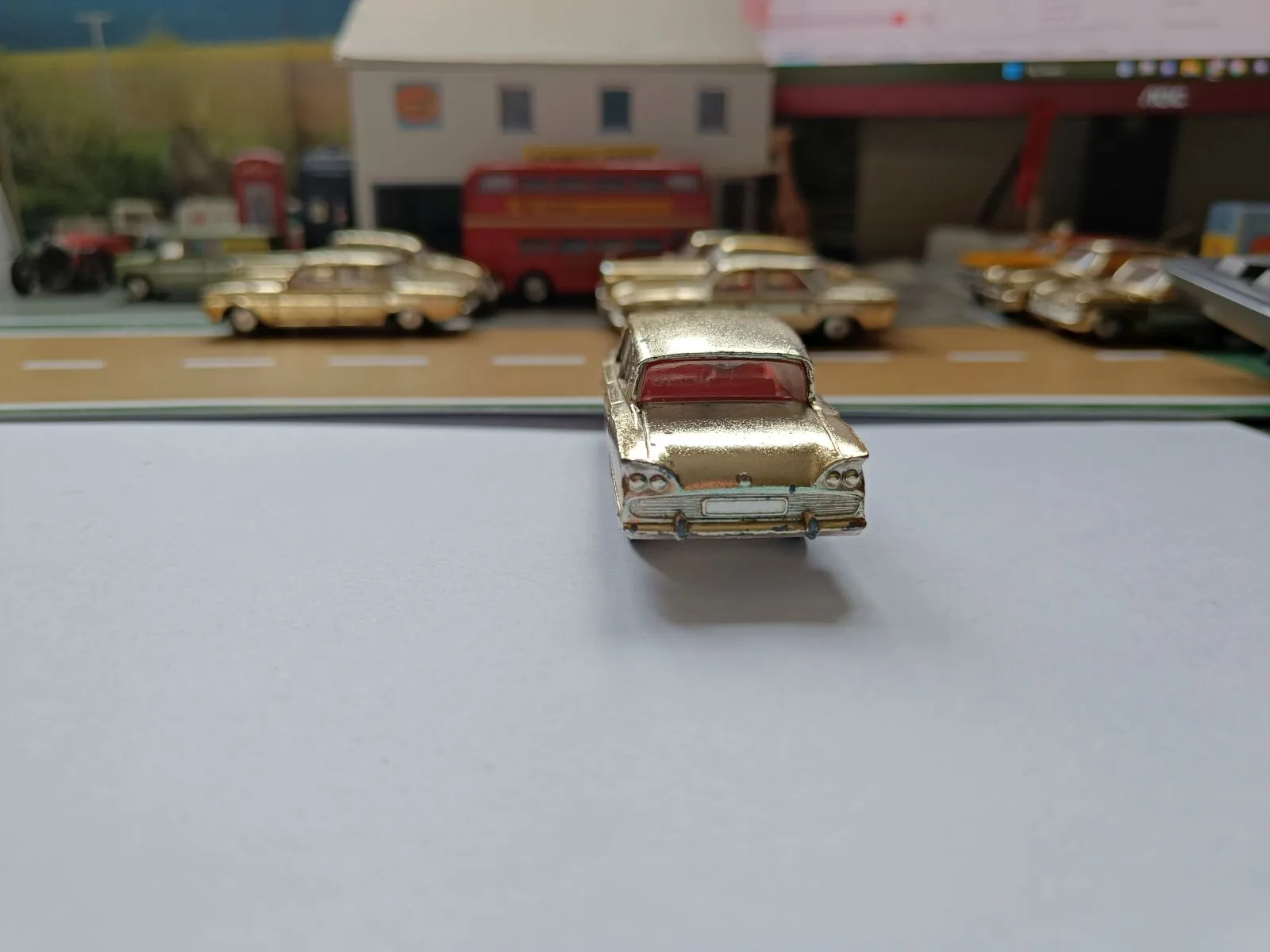 Gift Set 20 The Golden Guinea Set 3 cars in gold finish (3)