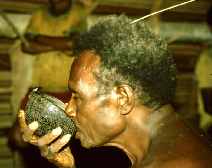 OLDER VERY RARE & UNIQUE ETHNIC PRIMITIVE DRINKING BOWL OR SCOOP WITH FESTOONED HANDLE, TRIBAL SPOON HAND CARVED OUT OF A COCONUT SHELL, TAMI ISLAND, HUON GULF, SOUTH SEAS, PNG, NEW GUINEA. SP5C. GOOD PATINA