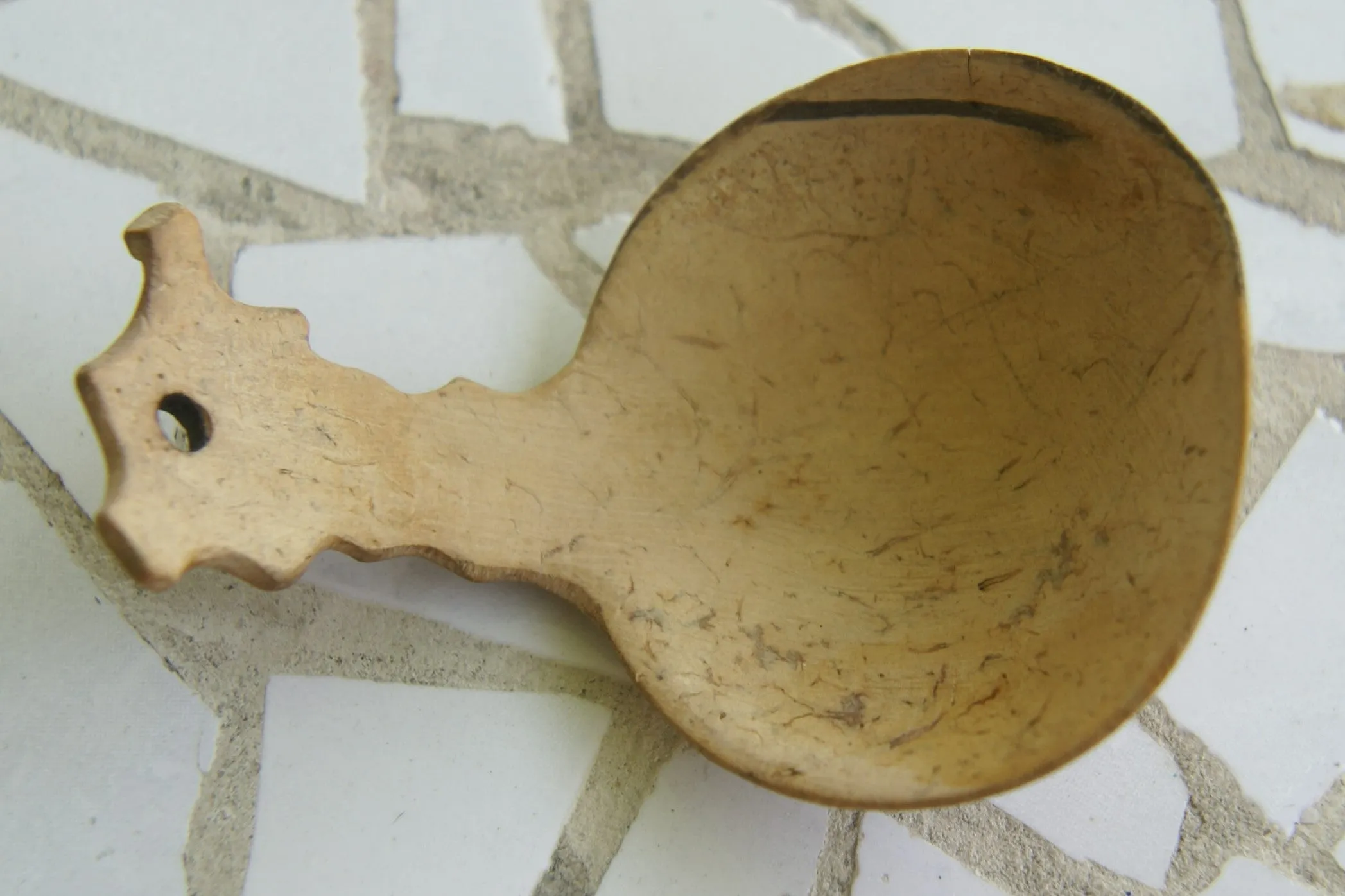 OLDER VERY RARE & UNIQUE ETHNIC PRIMITIVE DRINKING BOWL OR SCOOP WITH FESTOONED HANDLE, TRIBAL SPOON HAND CARVED OUT OF A COCONUT SHELL, TAMI ISLAND, HUON GULF, SOUTH SEAS, PNG, NEW GUINEA. SP5C. GOOD PATINA