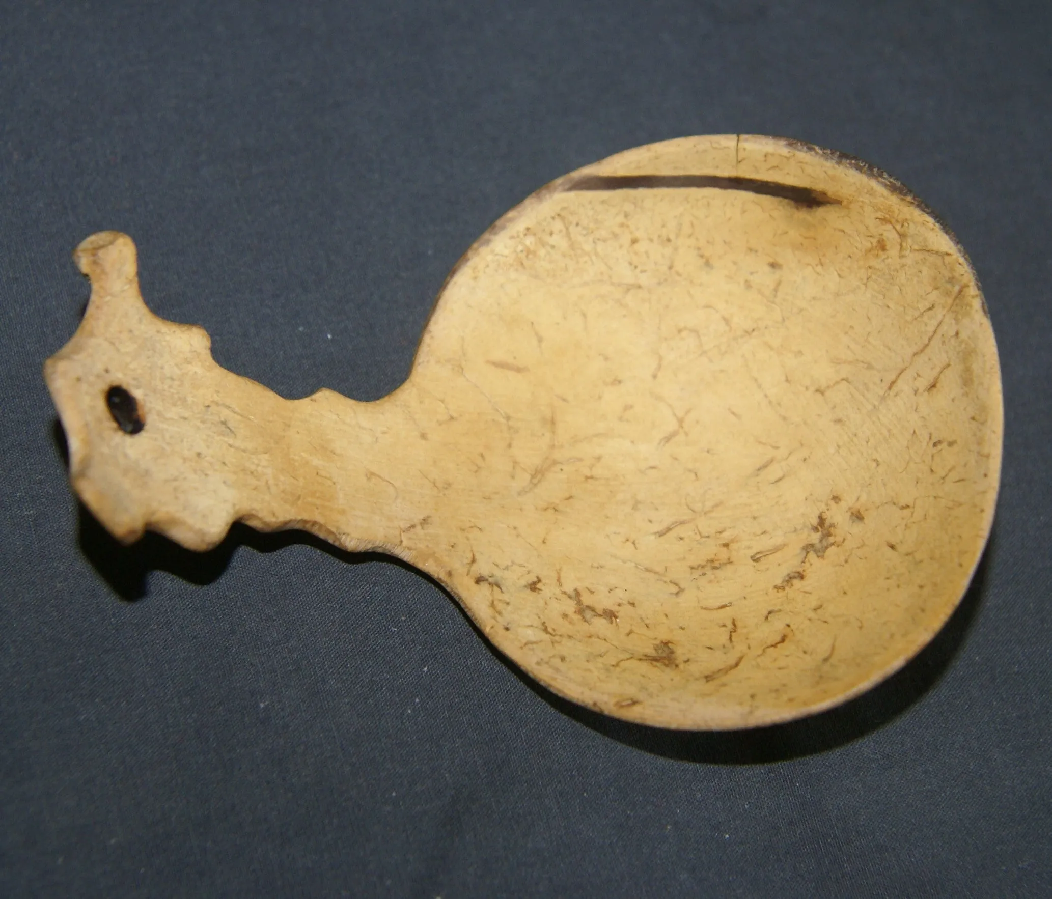 OLDER VERY RARE & UNIQUE ETHNIC PRIMITIVE DRINKING BOWL OR SCOOP WITH FESTOONED HANDLE, TRIBAL SPOON HAND CARVED OUT OF A COCONUT SHELL, TAMI ISLAND, HUON GULF, SOUTH SEAS, PNG, NEW GUINEA. SP5C. GOOD PATINA