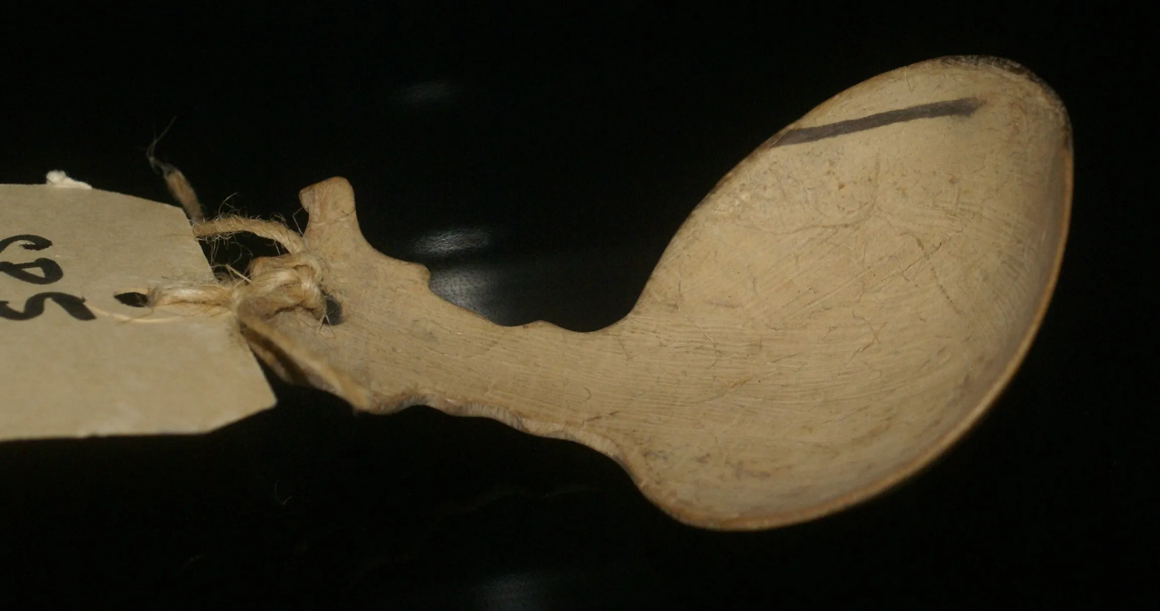 OLDER VERY RARE & UNIQUE ETHNIC PRIMITIVE DRINKING BOWL OR SCOOP WITH FESTOONED HANDLE, TRIBAL SPOON HAND CARVED OUT OF A COCONUT SHELL, TAMI ISLAND, HUON GULF, SOUTH SEAS, PNG, NEW GUINEA. SP5C. GOOD PATINA