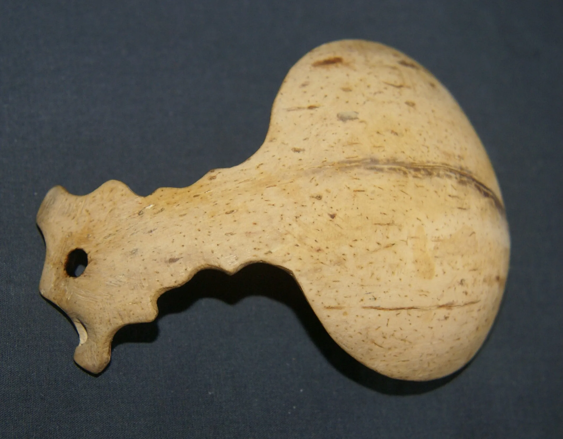 OLDER VERY RARE & UNIQUE ETHNIC PRIMITIVE DRINKING BOWL OR SCOOP WITH FESTOONED HANDLE, TRIBAL SPOON HAND CARVED OUT OF A COCONUT SHELL, TAMI ISLAND, HUON GULF, SOUTH SEAS, PNG, NEW GUINEA. SP5C. GOOD PATINA