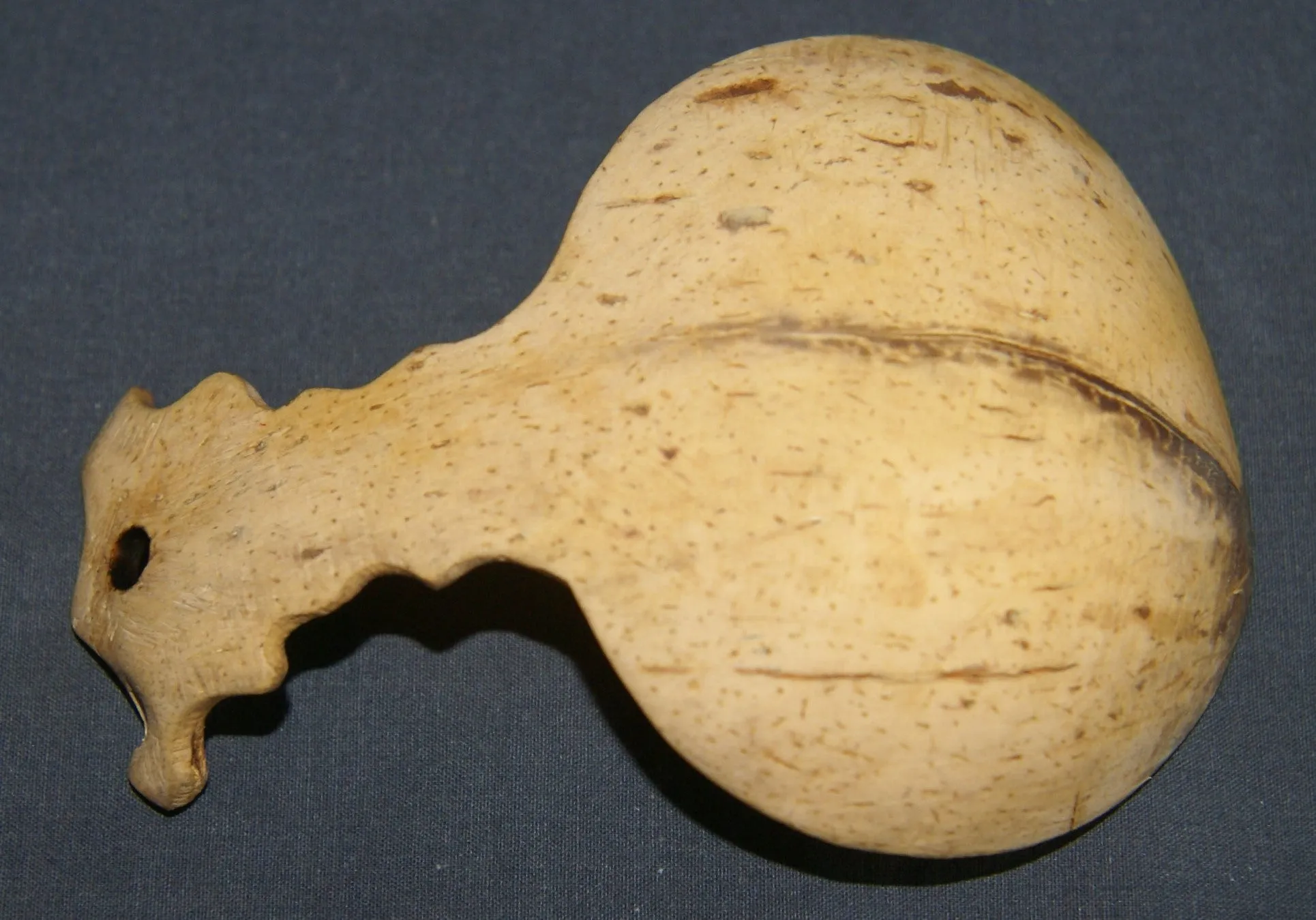 OLDER VERY RARE & UNIQUE ETHNIC PRIMITIVE DRINKING BOWL OR SCOOP WITH FESTOONED HANDLE, TRIBAL SPOON HAND CARVED OUT OF A COCONUT SHELL, TAMI ISLAND, HUON GULF, SOUTH SEAS, PNG, NEW GUINEA. SP5C. GOOD PATINA