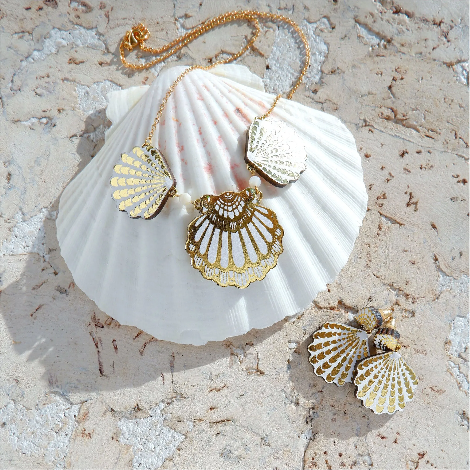 SEA SHELL TRIO . necklace